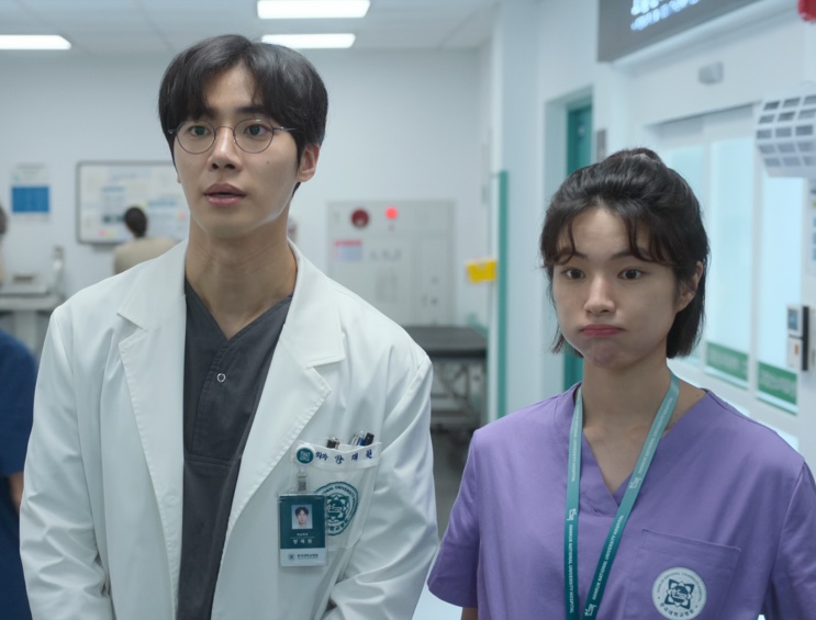 Yang Jae-won e Cheon Jang-mi no corredor do hospital, em Heróis de Plantão