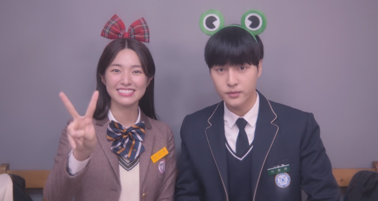 Kim Jin-ju de uniforme escolar tirando foto com um colega, em Doona!