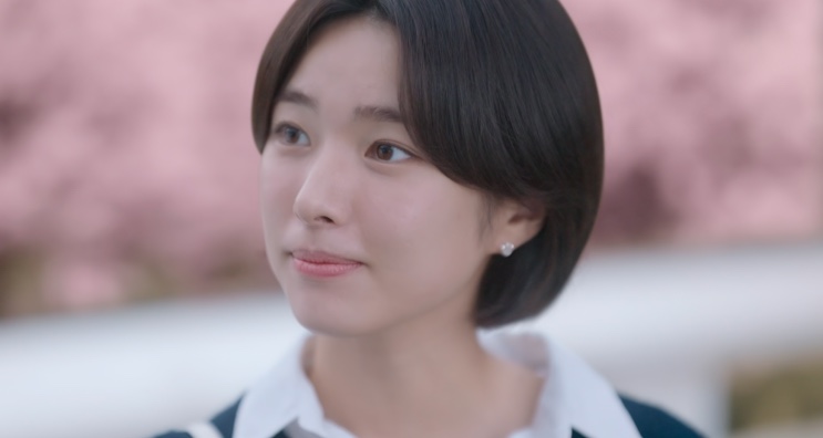 Lee Ji-yeon de cabelo curto, com cerejeiras ao fundo, em Namorado por Assinatura