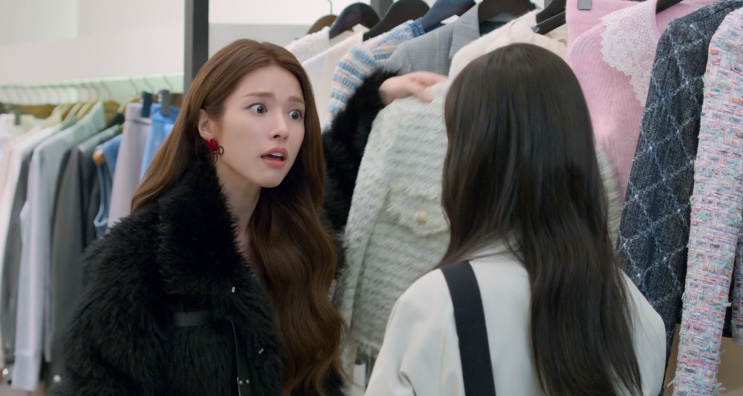 Lee Ji-yeon conversando numa loja de roupas, em Namorado por Assinatura