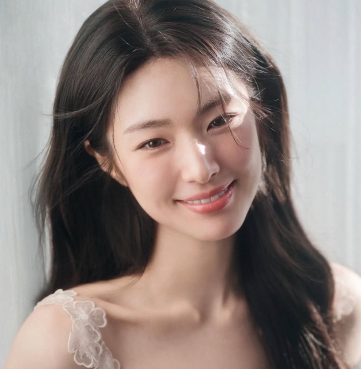 Retrato da atriz Ha Young sorrindo