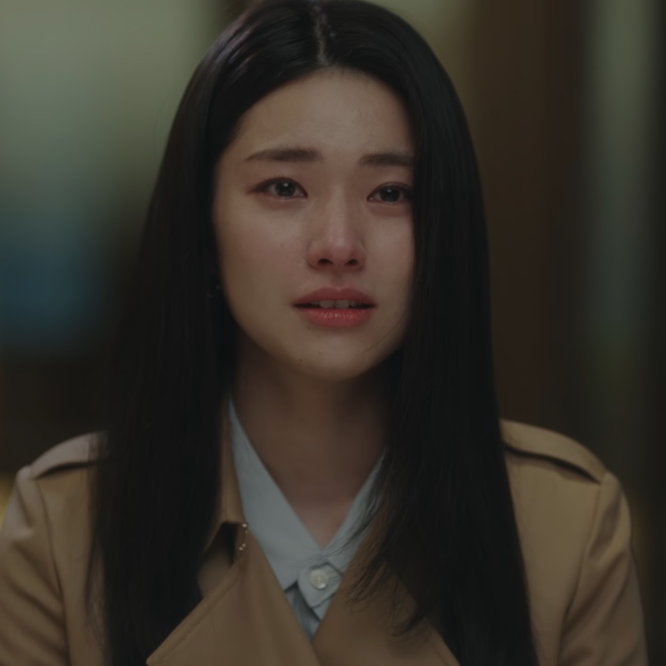 Kim Hwa-young, a noiva do episódio 2, de casaco bege e olhos cheios de lágrimas
