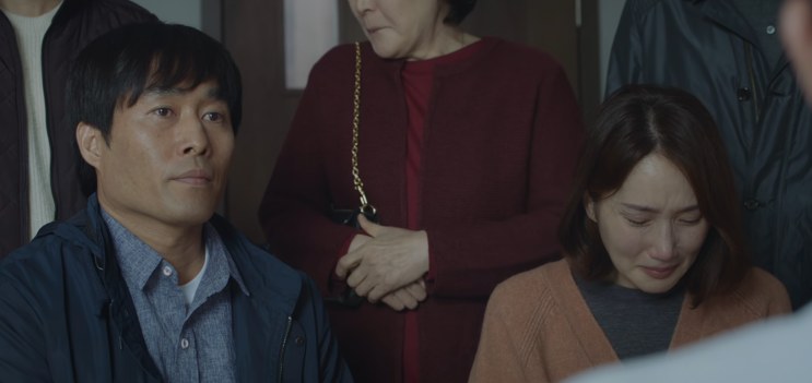 O marido olhando para a esposa enquanto a filha chora ao lado