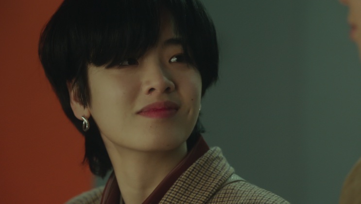 Ma Hyun-yi de cabelo preto, sorrindo de leve