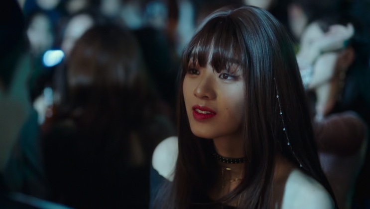 Ma Hyun-yi de cabelo longo em uma balada com luzes coloridas
