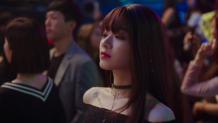 Ma Hyun-yi conversando com outra pessoa no meio da balada