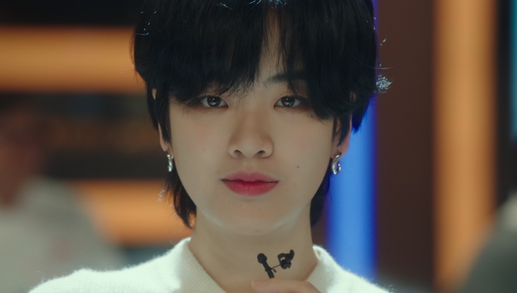 Ma Hyun-yi de cabelo preto, olhando para a frente durante a final do concurso
