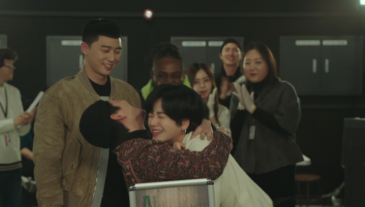O pessoal do Danbam comemorando junto com Ma Hyun-yi