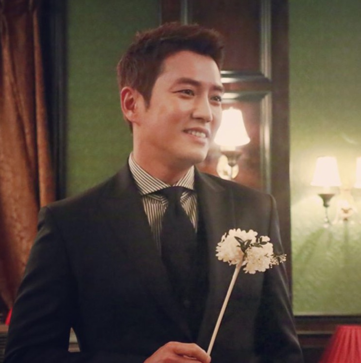 Joo Sang-wook com sua imagem de galã certinho