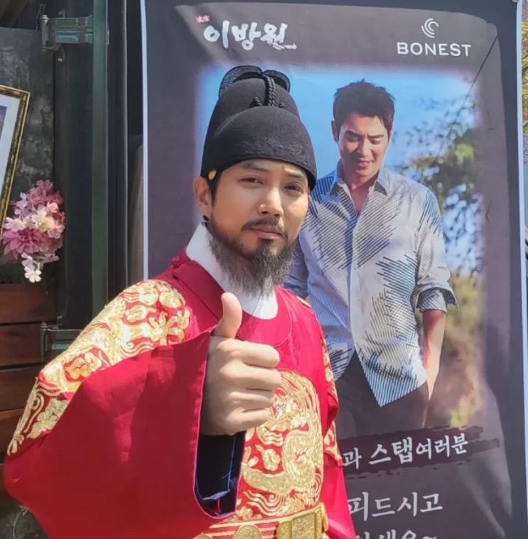 Joo Sang-wook como Yi Bang-won em The King of Tears