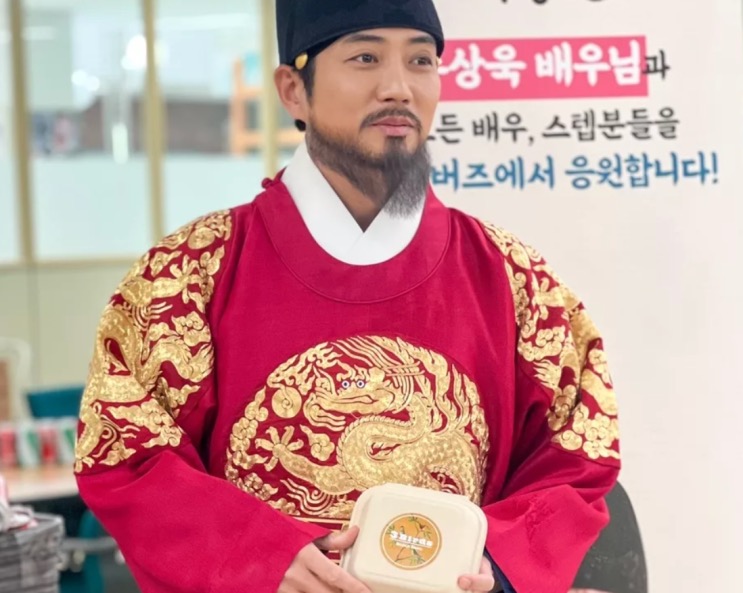 Joo Sang-wook em traje de rei, nos bastidores