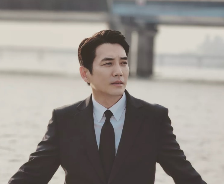 Joo Sang-wook com um olhar frio