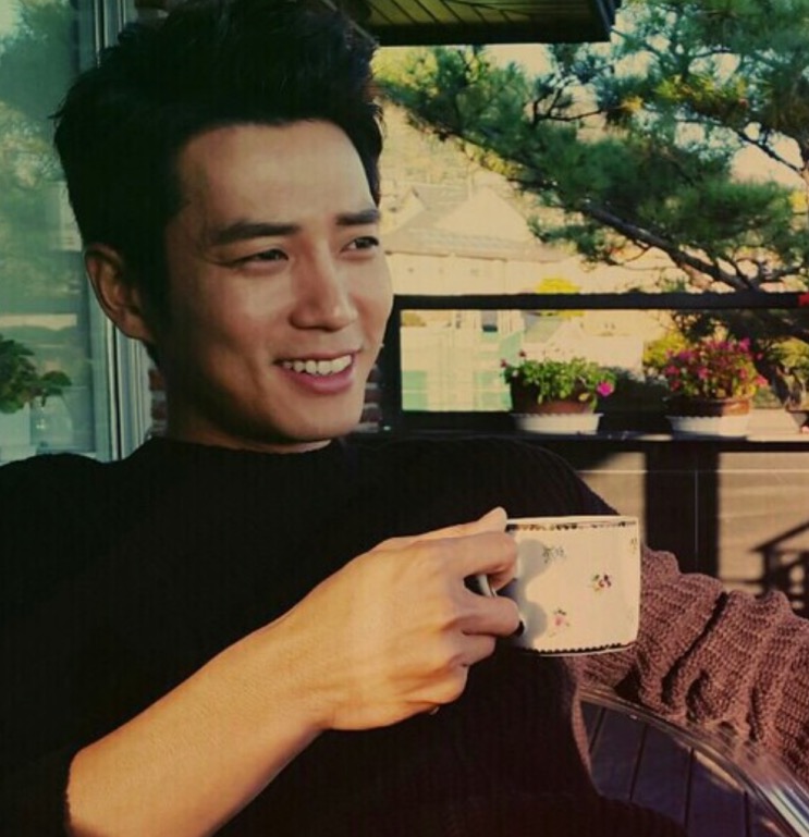 Joo Sang-wook sorrindo