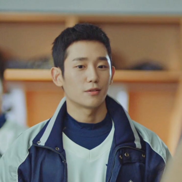 Jung Hae-in jovem, de jaqueta esportiva, em Goblin