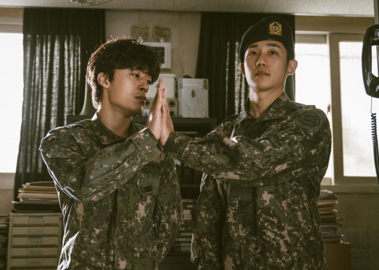 Jung Hae-in em uniforme militar em D.P.