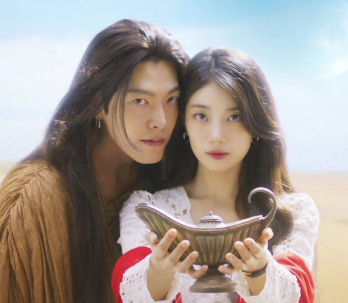 Kim Woo-bin e Suzy segurando juntos uma lâmpada mágica, em Gênio dos Desejos
