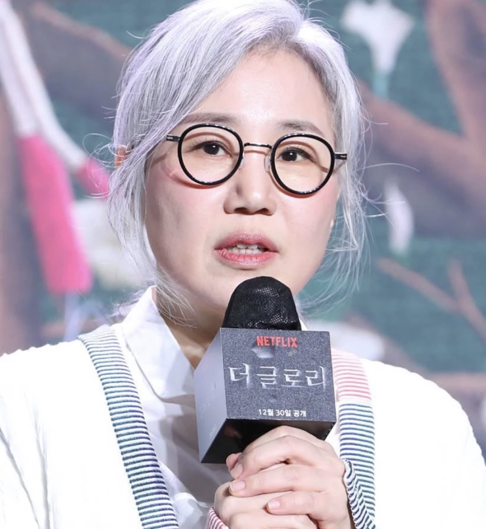 Kim Eun-sook falando ao microfone na coletiva de imprensa de A Lição
