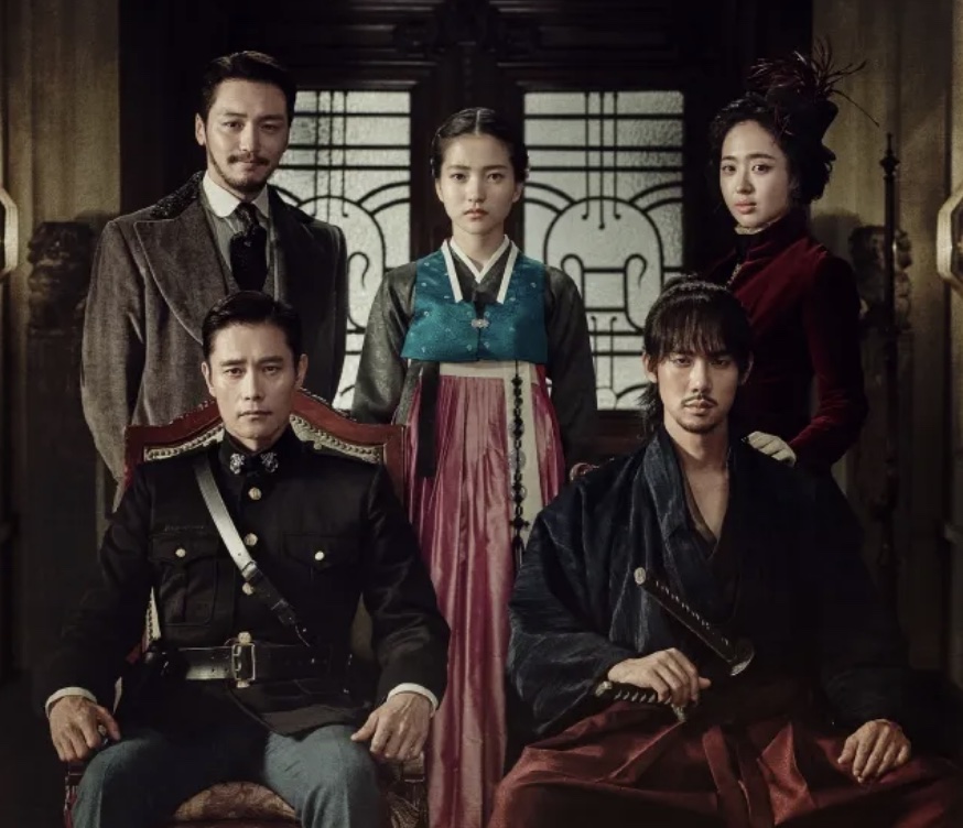 Kim Tae-ri de hanbok lilás, sorrindo à beira-mar, no papel de Go Ae-sin, a protagonista de Mr. Sunshine