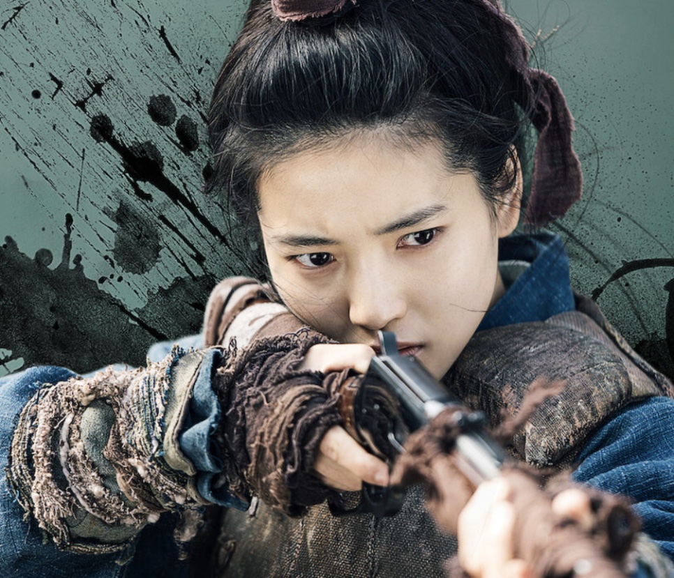 Lee Byung-hun de uniforme militar escuro, em close, no papel de Eugene Choi, o protagonista de Mr. Sunshine