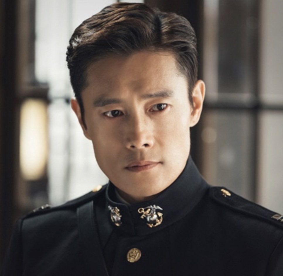 Lee Byung-hun de uniforme militar com medalhas, olhando para a frente, no papel de Eugene Choi