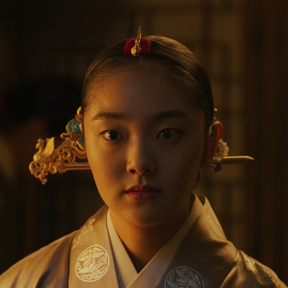 Close da rainha de Kingdom na 1ª temporada, de hanbok bege e grampo dourado