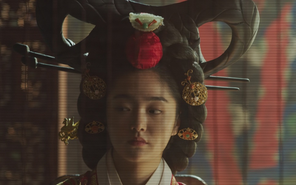 Close da rainha de Kingdom com o penteado cerimonial, olhando de lado