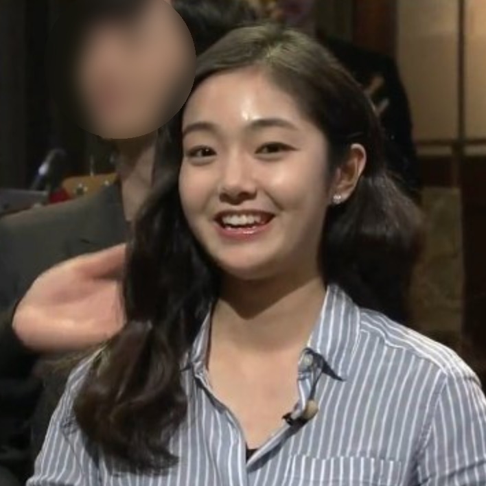 Kim Hye-jun jovem, sorrindo, no palco do SNL Coreia