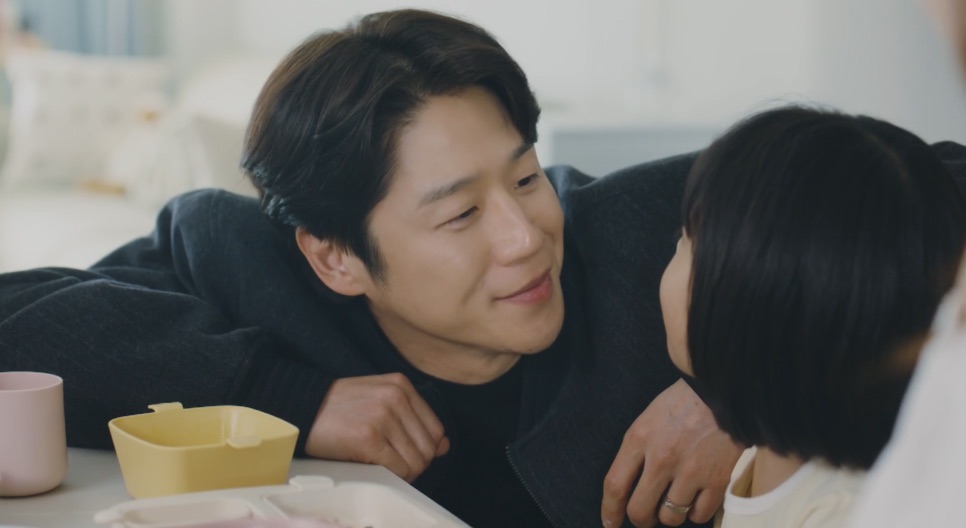Jung Joon-won em cena de A Bona Fide Killer, com ar sério