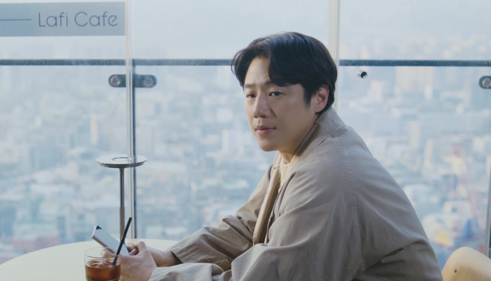 Rosto de Jung Joon-won em close, em A Bona Fide Killer