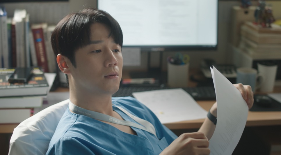 Rosto de Jung Joon-won em close, em Resident Playbook