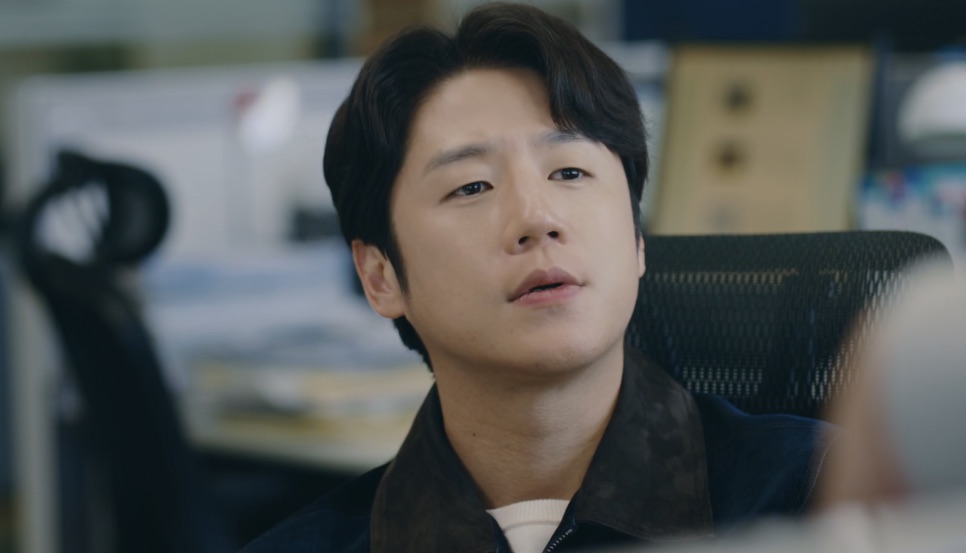 Jung Joon-won em cena de A Bona Fide Killer, em luz baixa