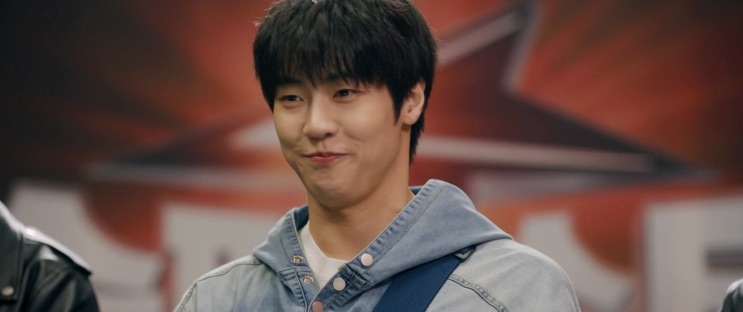 In-hyuk sorrindo