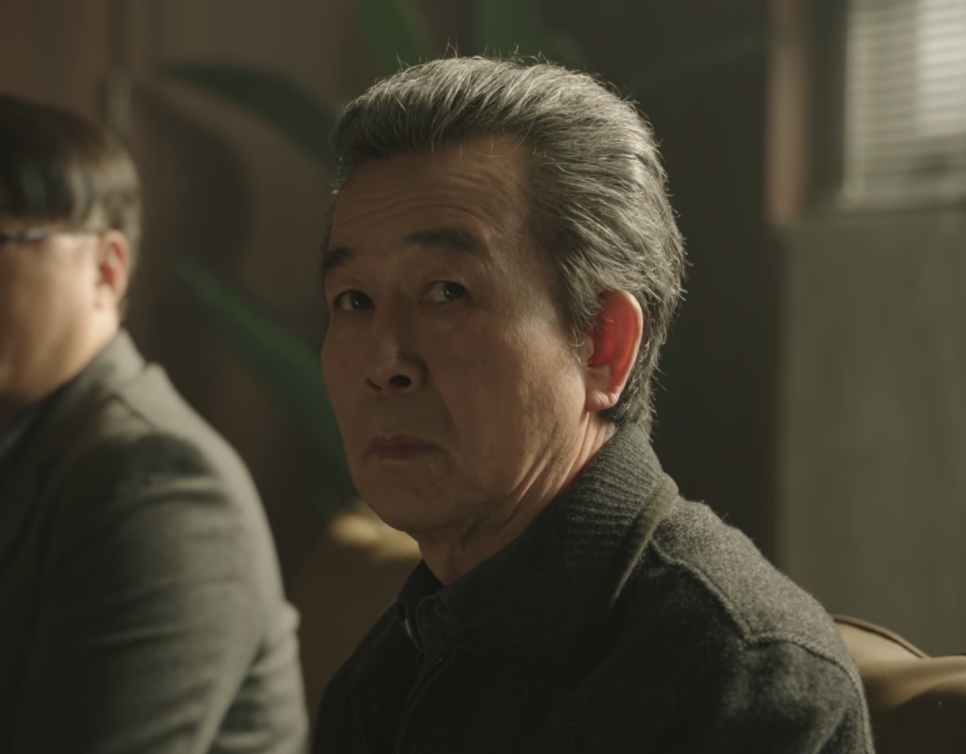 Park Choong-sun, já de cabelo grisalho, como Lee Seok-man em The Apartment Job