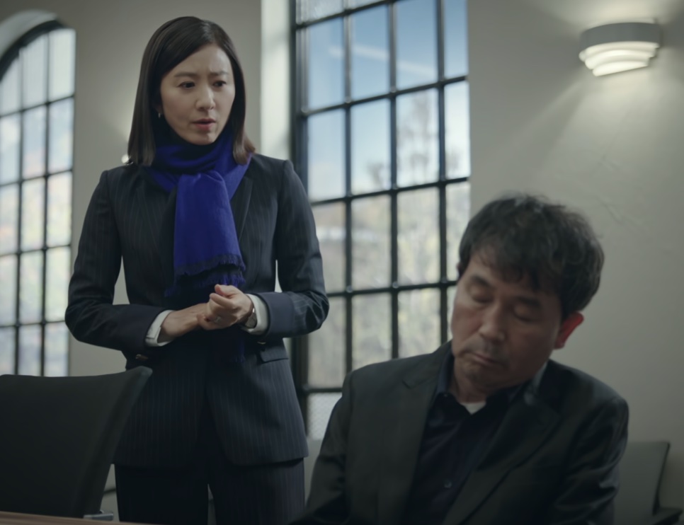 Park Choong-sun sentado como o médico Ma Kang-seok, ao lado da Ji Sun-woo em pé, em O Mundo dos Casados