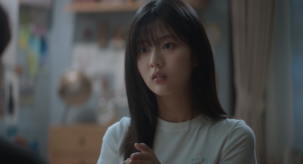 Close da Yoon Cheong-a de camiseta branca, séria
