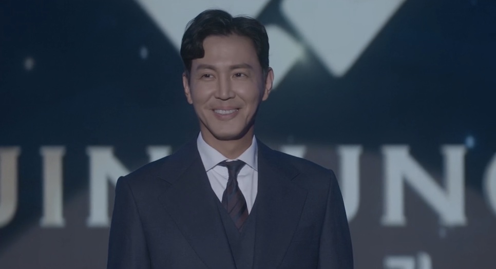 Homem de terno sorrindo diante do logo da Jinsung