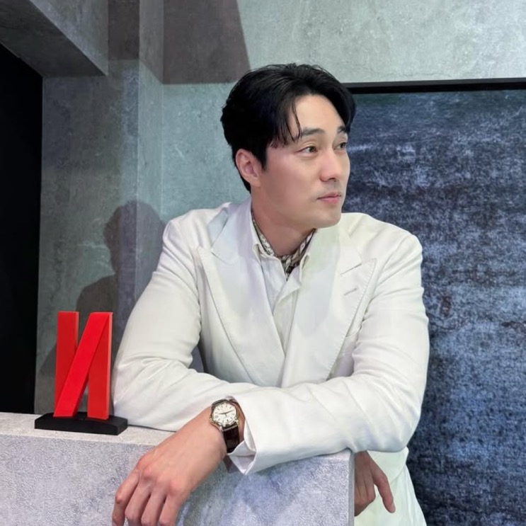 O ator So Ji-sub ao lado do logo da Netflix
