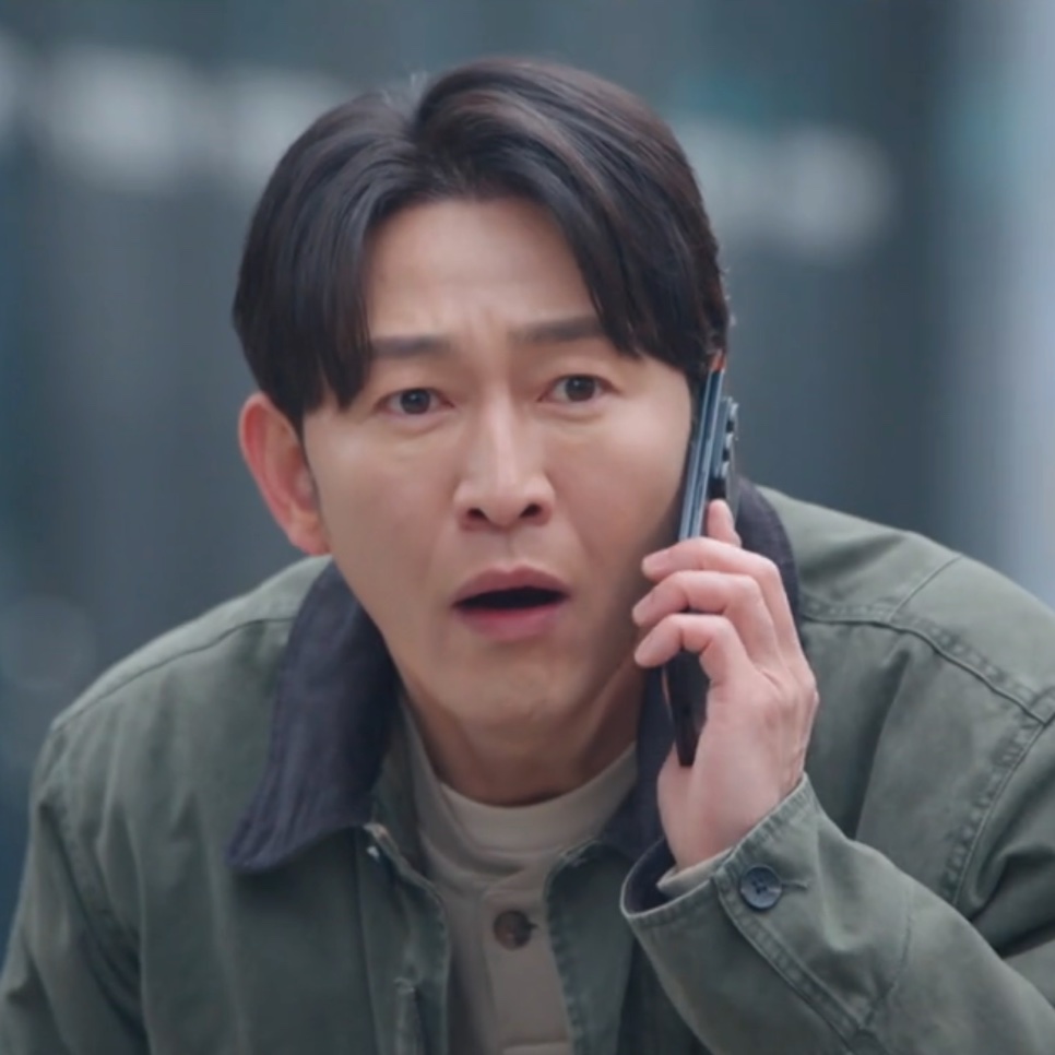 Heo Joon-seok, no papel do Choi Seong-uk em Meu Idol é Meu Chefe, falando ao celular com cara de espanto