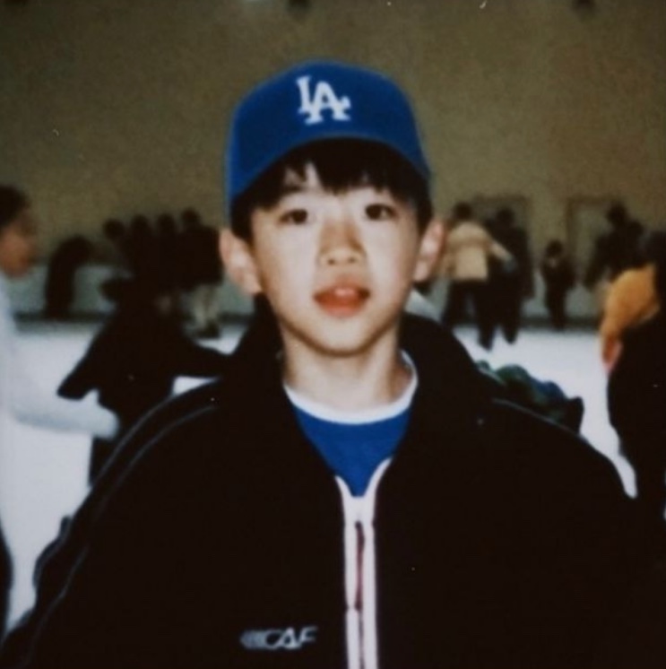 Kang Hoon criança, de boné azul dos Dodgers, numa pista de patinação
