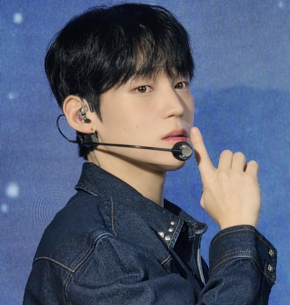 Chun Woo-jin, o ator que faz o Roy em Meu Idol é Meu Chefe, de jaqueta jeans e microfone headset no palco