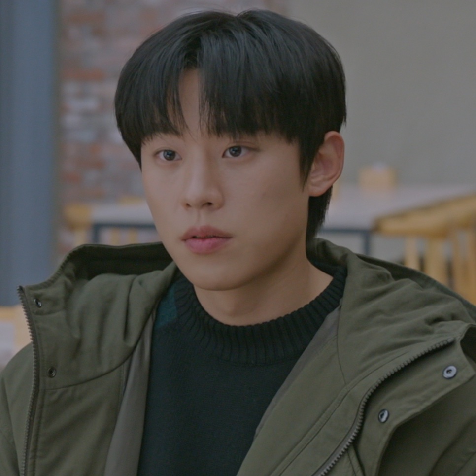 Kim Sung-cheol de jaqueta verde, em close, no papel de Kim Ji-ung em Nosso Eterno Verão