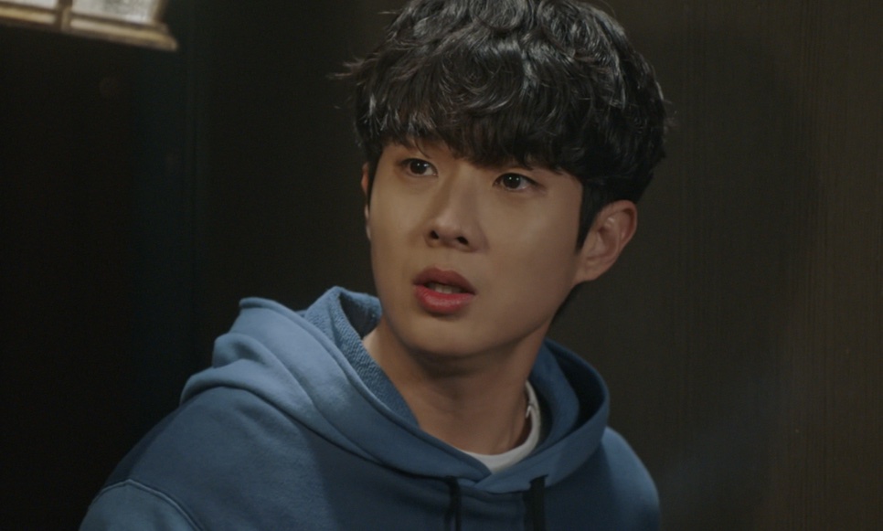 Choi Woo-shik de moletom azul, em close, no papel de Choi Ung