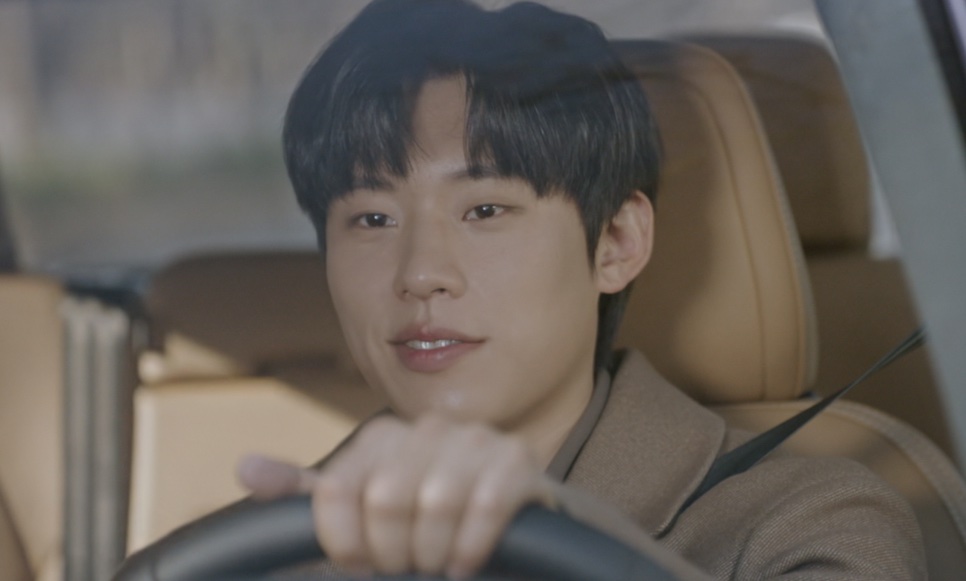 O Ji-ung dirigindo um carro, sorrindo
