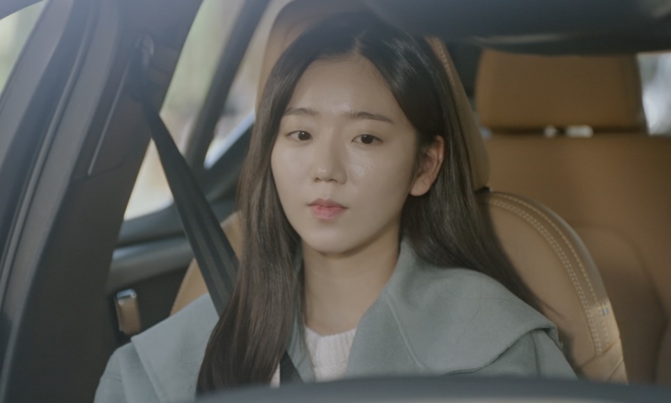 Jeon Hye-won no banco do passageiro, no papel de Jeong Chae-ran