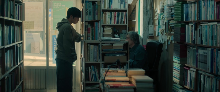 Mun-oh e Lee Kang na livraria