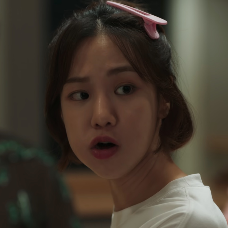 A Han Ji-eun com uma presilha rosa no cabelo, no papel da Hwang Han-ju em O Drama da Minha Vida
