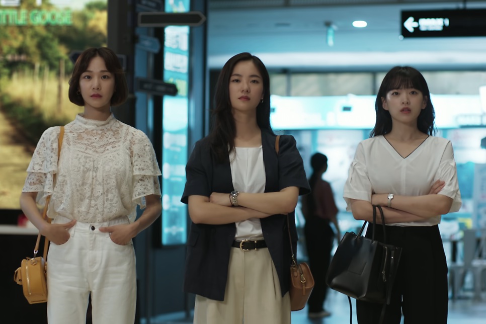 As três amigas de O Drama da Minha Vida, Han-ju, Eun-jeong e Jin-joo, lado a lado e de braços cruzados