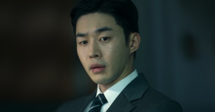 Close de Son Soo-hyun de terno, olhando para a frente