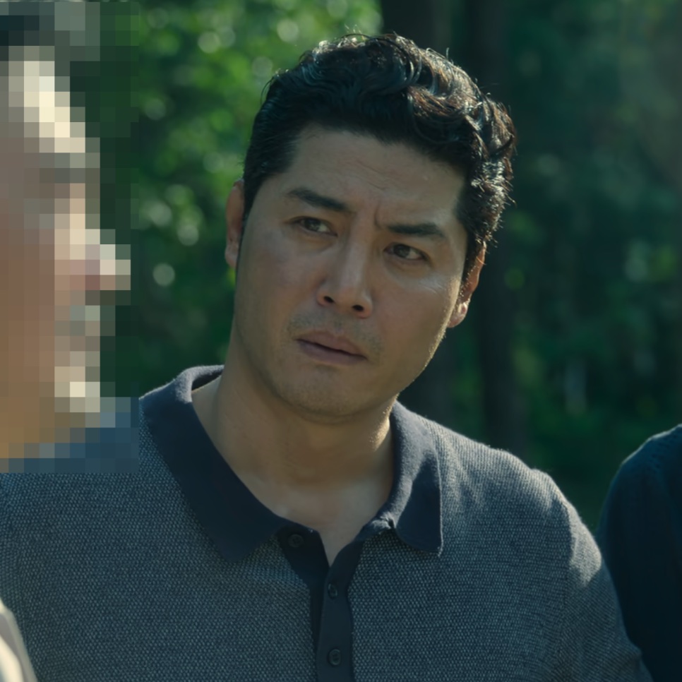 Lee Kwan-hoon de camisa polo azul-marinho, ao ar livre, no papel do detetive Dong-cheol em O Rato