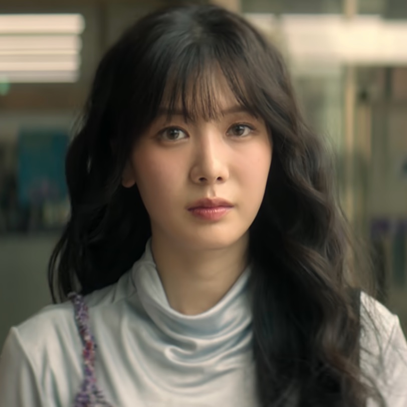 Song Su-yi de blusa clara de gola alta, no papel de So Min-yeong em O Rato